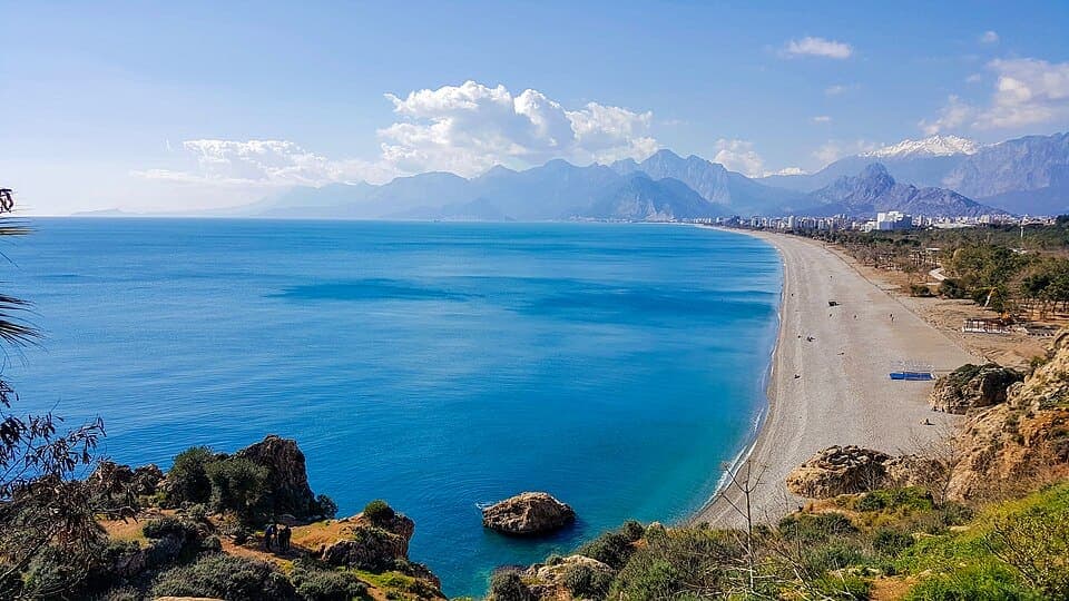 Antalya’da falezlerden Konyaaltı sahili